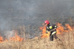 Płoną trawy u podnóża Kopca Kościuszki 