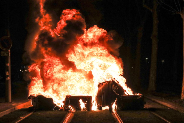 Płonąca barykada w Paryżu /Teresa Suarez /PAP/EPA