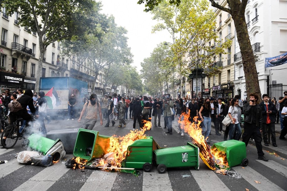 Płonąca Płonąca barykada w dzielnicy Les Halles w Paryżu, 10 września 2025 r. /Poitout Florian/ABACA /PAP/Abaca
