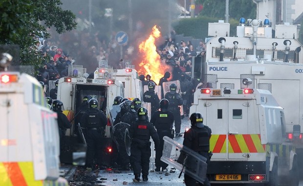 ​Płonące auta i koktajle Mołotowa. Policja użyła armatek wodnych w Irlandii Północnej