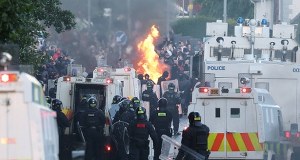 ​Płonące auta i koktajle Mołotowa. Policja użyła armatek wodnych w Irlandii Północnej
