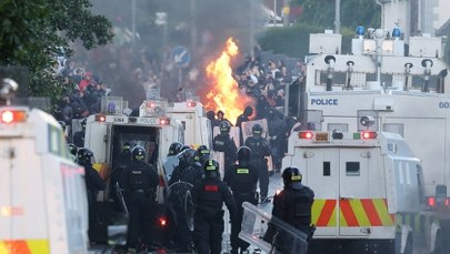 ​Płonące auta i koktajle Mołotowa. Policja użyła armatek wodnych w Irlandii Północnej