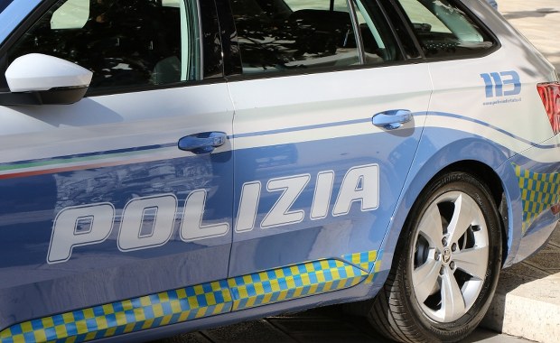 Płonące auta na autostradzie, zamaskowani bandyci. Brawurowy napad na konwój