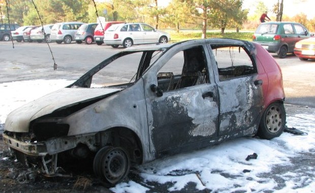 Płonące auta na wrocławskim Psim Polu. Wypadek czy podpalenie? [FILM]
