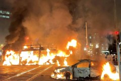 Płonące auta, zdemolowane sklepy. Zamieszki w Dublinie po ataku nożownika