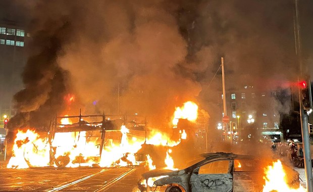 Płonące auta, zdemolowane sklepy. Zamieszki w Dublinie po ataku nożownika
