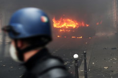 Płonące barykady i samochody oraz rozbite sklepowe witryny. Kolejna niespokojna sobota w Paryżu