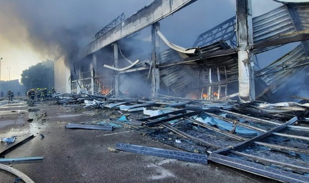 Płonące centrum handlowe w Krzemieńczuku po uderzeniu rosyjskiej rakiety /STATE EMERGENCY SERVICE HANDOUT /PAP/EPA