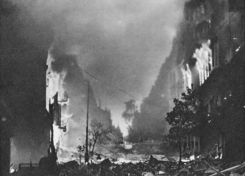 Płonące domy przy ul. Marszałkowskiej. Powstanie było tragedią dla Warszawy /Wikimedia Commons /domena publiczna