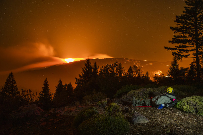 Płonące lasy Kalifornii; widok nocą /AFP