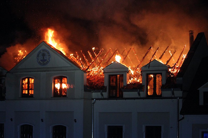 Płonące poddasze Domu Pielgrzyma w Kodniu /fot. M. Szwarc OMI /