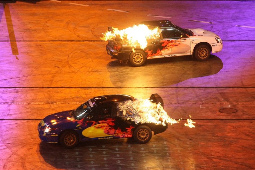Płonące samochody wykonujące skomplikowane sztuczki kaskaderskie? Tylko na Narodowym! /East News