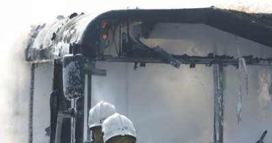 Płonący autobus w Warszawie, fot. Bartek Kosiński /Agencja SE/East News