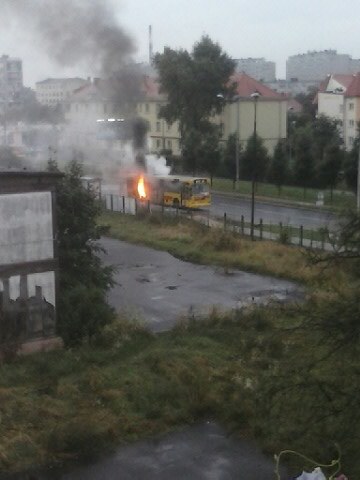 Płonący autobus we Wrocławiu przy ul. Obornickiej /Gorąca Linia /RMF FM