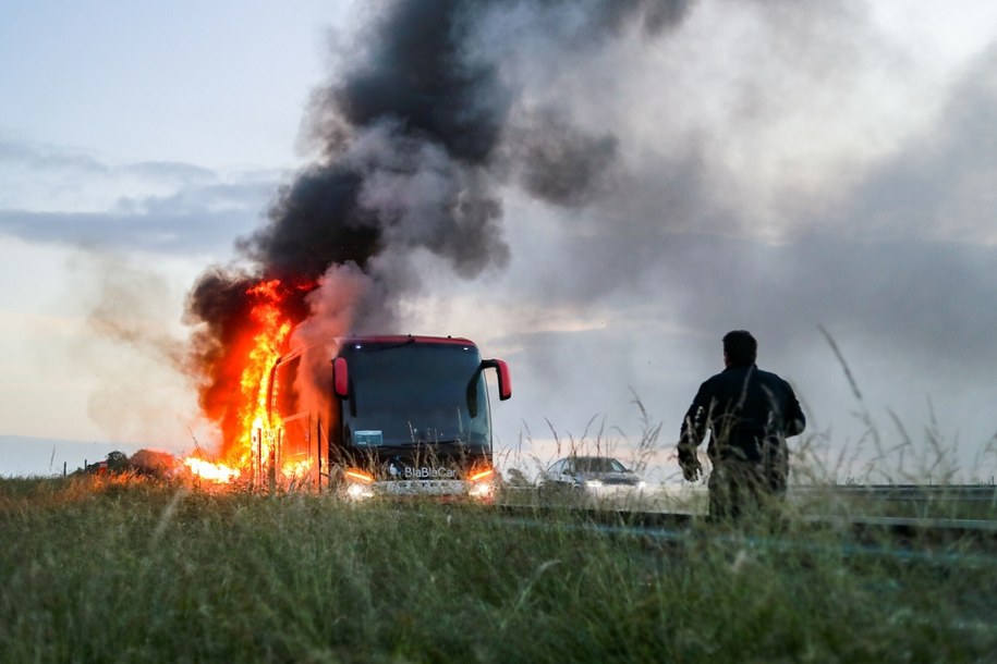 Płonący autokar na francuskiej autostradzie /ADIL BENAYACHE/SIPA/SIPA/ /East News