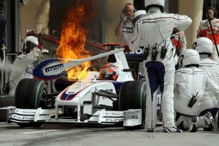 Płonący bolid Kubicy w Bahrajnie /AFP