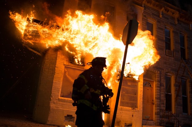 Płonący budynek w Baltimore /JOHN TAGGART /PAP/EPA
