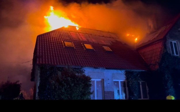 Płonący budynek w Komornikach /Ochotnicza Straż Pożarna w Kleszczewie /