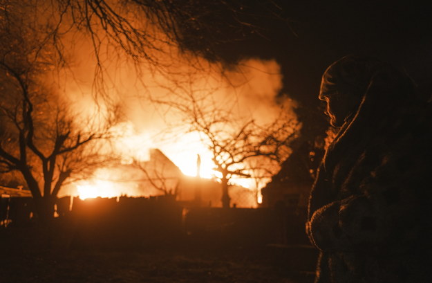 Płonący budynek w miejscowości Iwaniwka w pobliżu Bachmutu w obwodzie donieckim /GEORGE IVANCHENKO /PAP/EPA