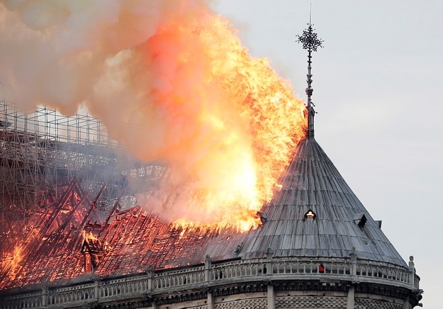 Płonący dach katedry Notre Dame /IAN LANGSDON /PAP/EPA