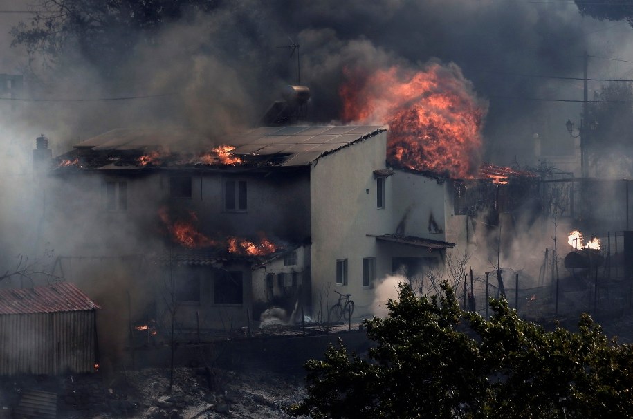 Płonący dom w Kryoneri blisko Aten /YANNIS KOLESIDIS /PAP/EPA
