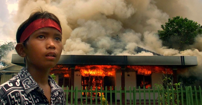 Płonący dom w prowincji Kalimantan podczas zamieszek w 2001 roku /CHARLES DHARAPAK /East News