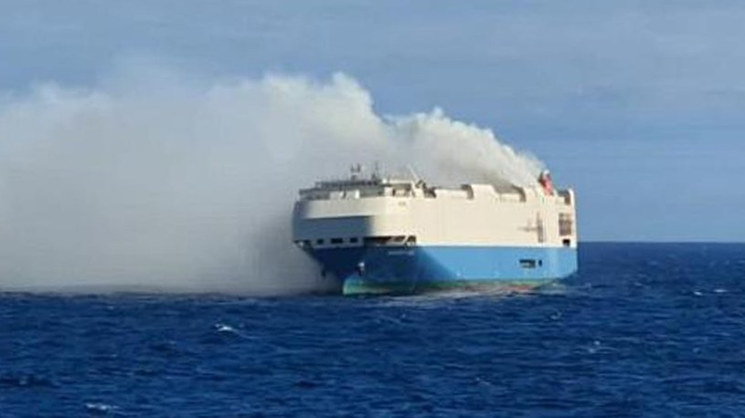 Płonący Felicity Ace został opuszczony przez załogę / Fot: Portugalska Marynarka Wojenna /Informacja prasowa