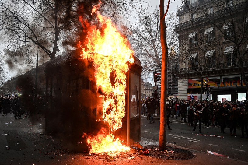 Płonący kiosk na placu opery w Paryżu. W czwartek Francuzi ponownie protestowali przeciwko rządowej reformie emerytalnej /ALAIN JOCARD /AFP