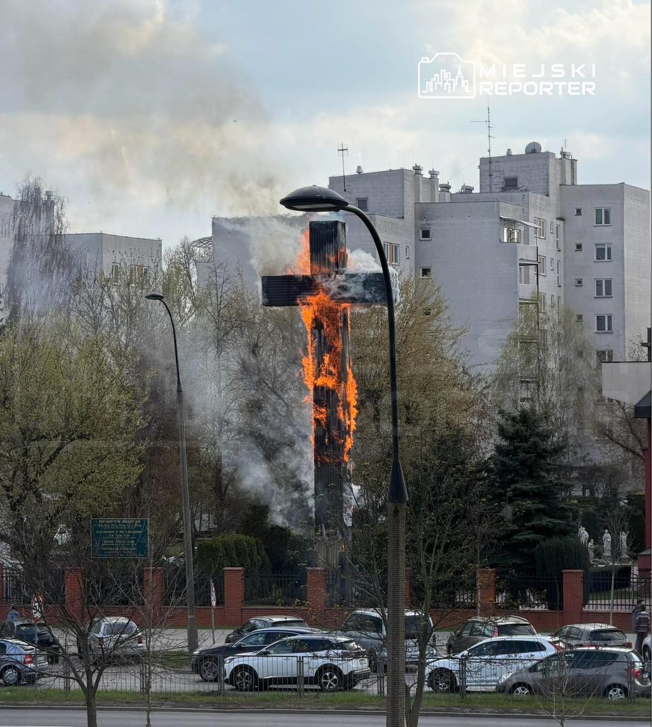 Płonący krzyż papieski, fot. zdjęcie dzięki uprzejmości serwisu Miejski Reporter /Facebook