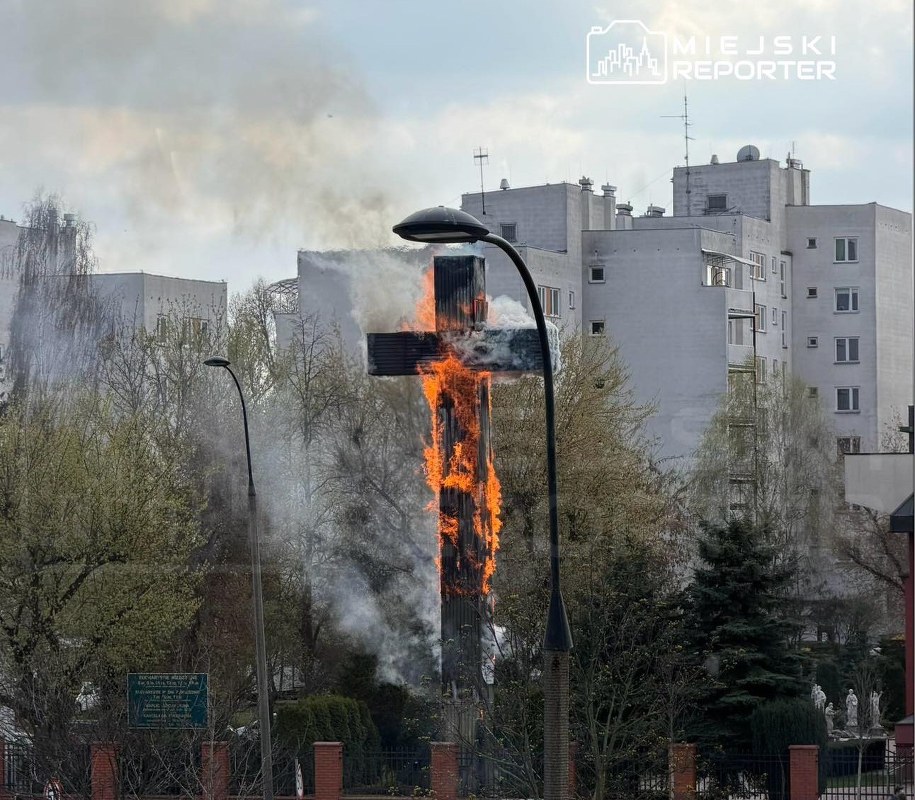 Płonący krzyż papieski, fot. zdjęcie dzięki uprzejmości serwisu Miejski Reporter/Facebook /Miejski Reporter /