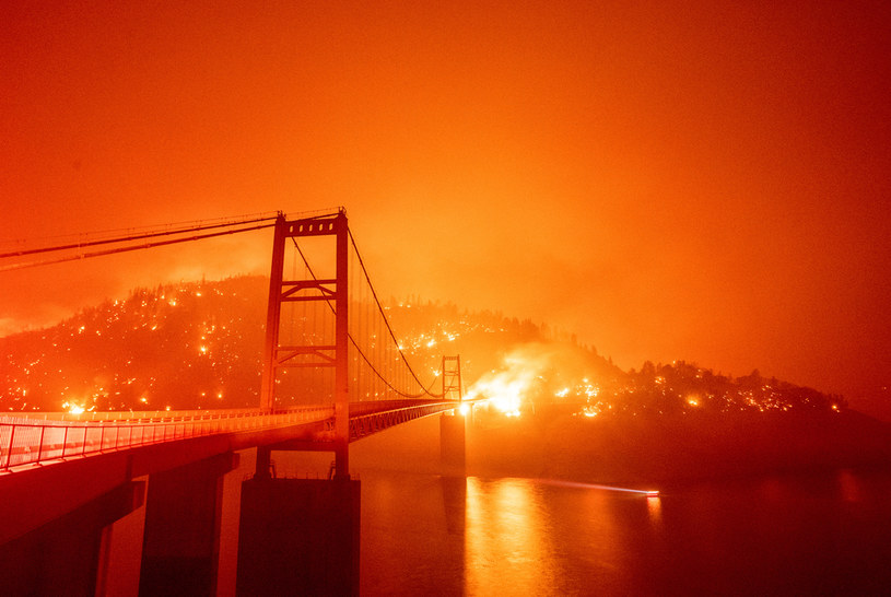 Płonący most Bidwell Bar nad jeziorem Oroville w Kalifornii /AFP