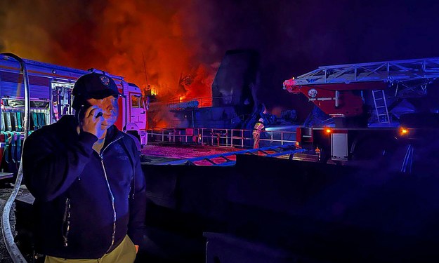 Płonący okręt desantowy "Mińsk" po ataku Sił Zbrojnych Ukrainy z minionej nocy /GOVERNOR OF SEVASTOPOL MIKHAIL RAZVOZHAEV / HANDOUT /PAP/EPA