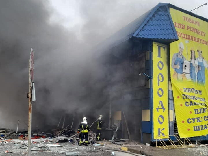 Płonący po rosyjskim ostrzale sklep z materiałami budowlanymi Gorodok w Lisiczańsku /PAP/EPA