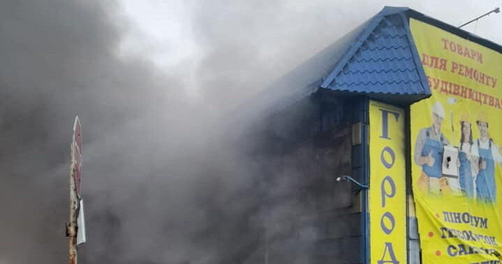 Płonący po rosyjskim ostrzale sklep z materiałami budowlanymi Gorodok w Lisiczańsku /PAP/EPA