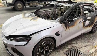 Płonący samochód elektryczny sparaliżował ruch. Producent wskazał przyczynę