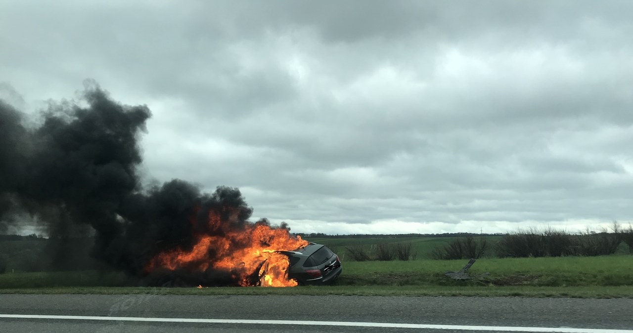 Płonący samochód na autostradzie NIUSOLANDIA.pl