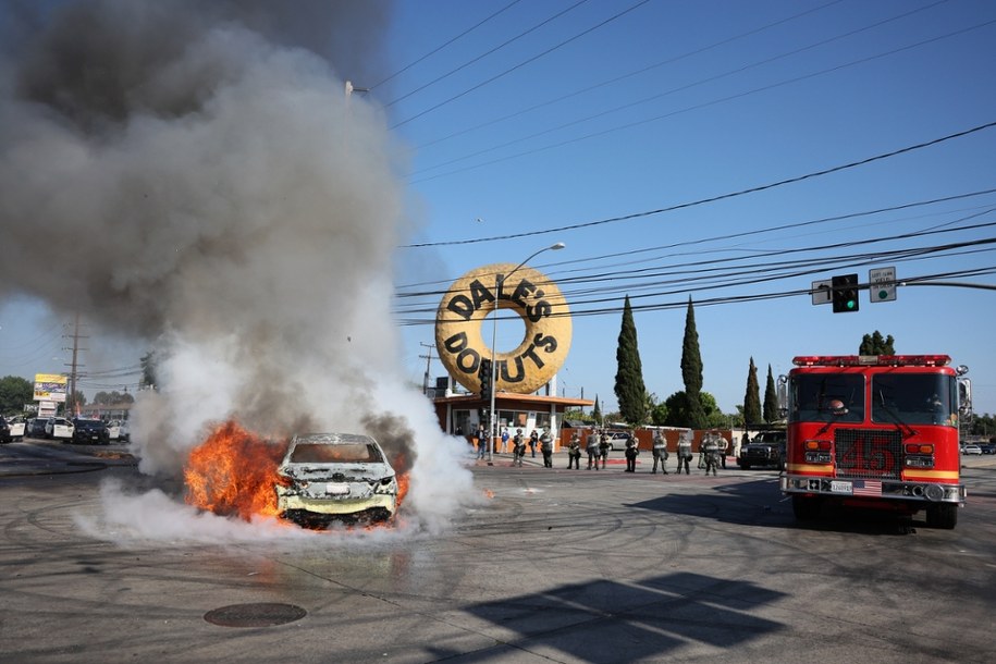 Płonący samochód na skrzyżowaniu w mieście Paramount w hrabstwie Los Angeles /allison dinner /PAP/EPA