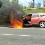 Płonący samochód na trasie koło Katowic [WIDEO]