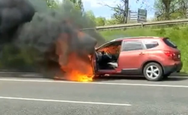 Płonący samochód na trasie koło Katowic [WIDEO]