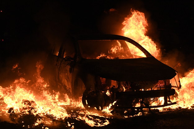 Płonący samochód podczas zamieszek pod Paryżem /Julien Mattia /PAP/EPA