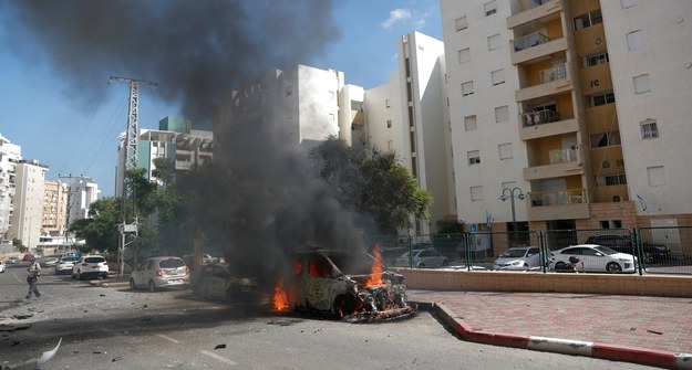 Płonący samochód w izraelskim Aszkelonie /ATEF SAFADI  /PAP/EPA