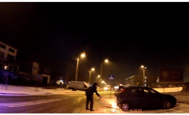 Płonący samochód, w środku kierowca. Zobacz nagranie z kamery na policyjnym mundurze