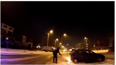 Płonący samochód, w środku kierowca. Zobacz nagranie z kamery na policyjnym mundurze