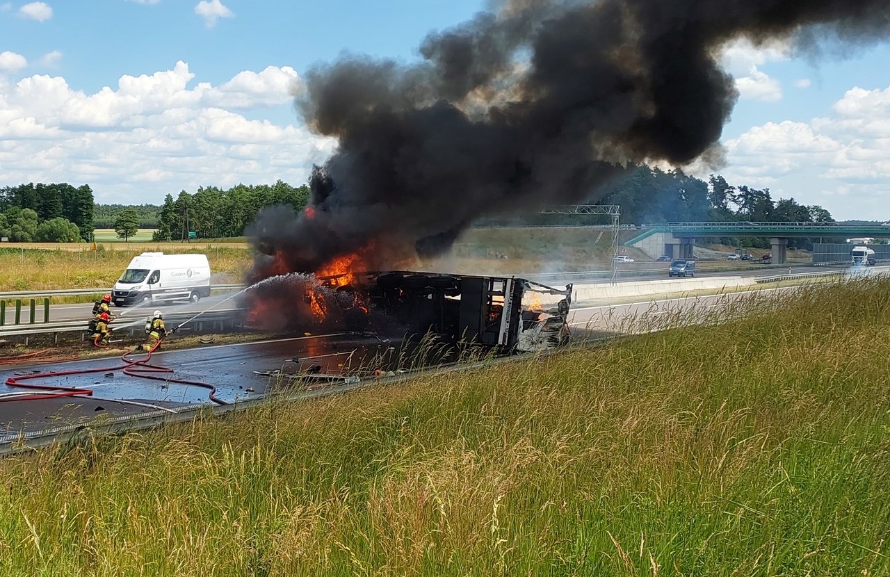 Płonący tir zablokował S8. Na trasie zderzyły się dwie ciężarówki 