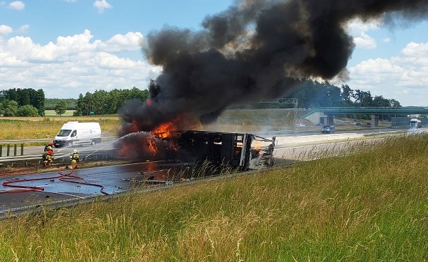 Płonący tir zablokował S8. Na trasie zderzyły się dwie ciężarówki 
