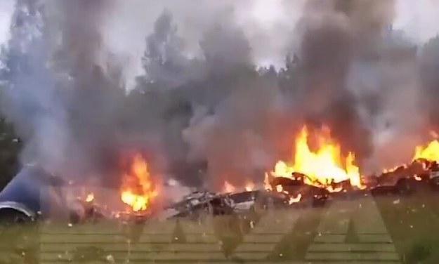 Płonący wrak samolotu należącego do Jewgienija Prigożyna / @bazabazon, Telegram /