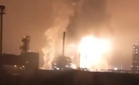 Płonący zakład przetwórstwa gazu w pobliżu Astrachania /@sotavisionmedia (Telegram) /