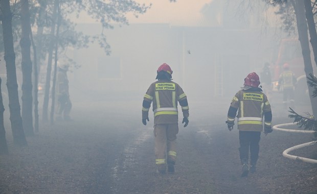 Płonie dawna hala produkcyjna koło Jarosławia