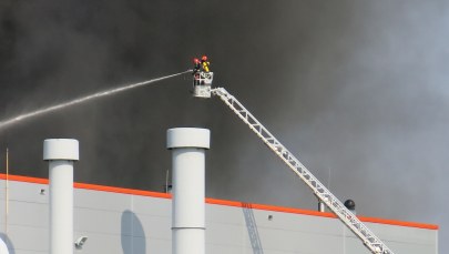 Płonie duża hala w Żorach