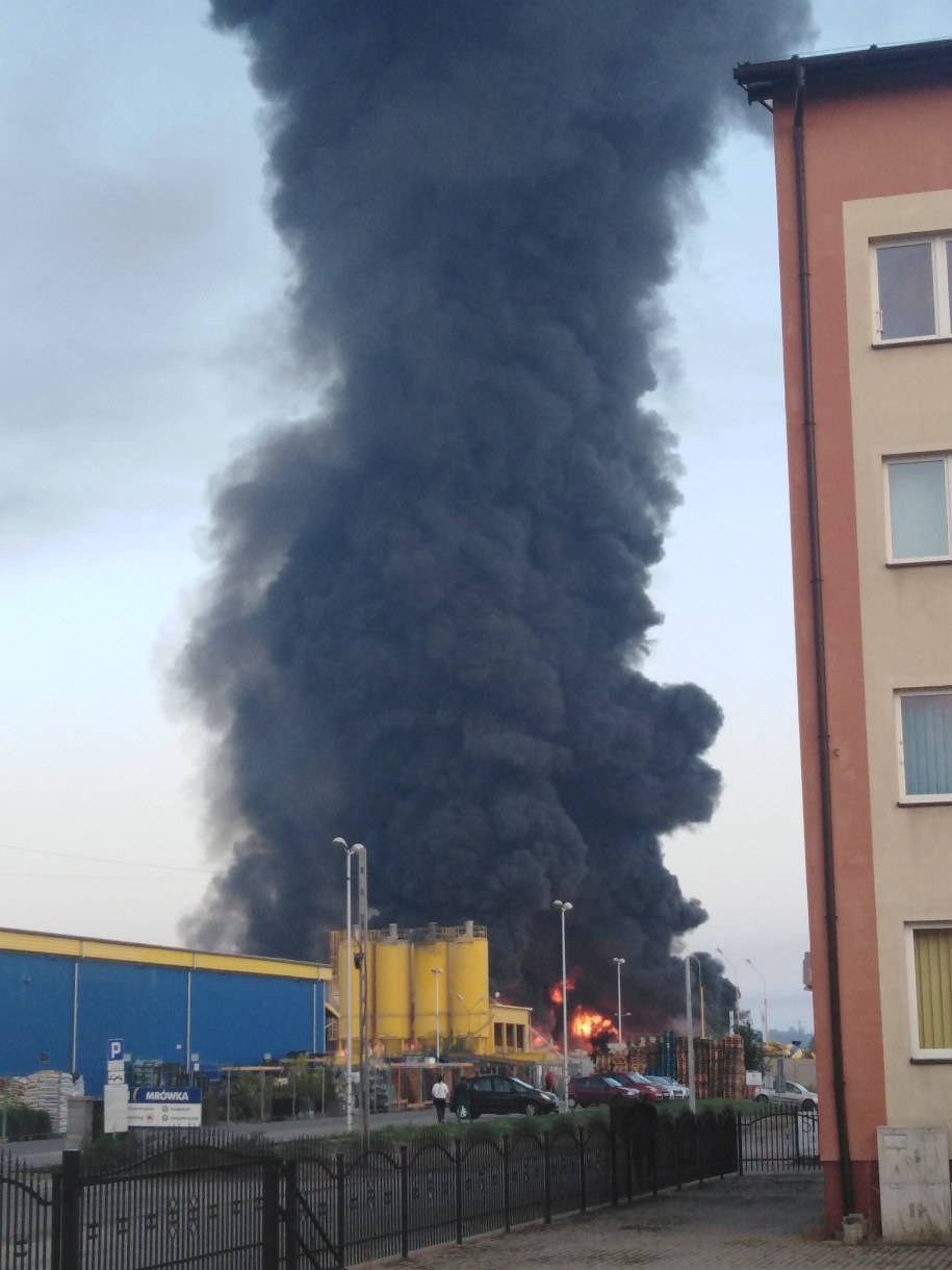 Płonie hala przy ulicy Pułaskiego. /Gorąca Linia RMF FM /